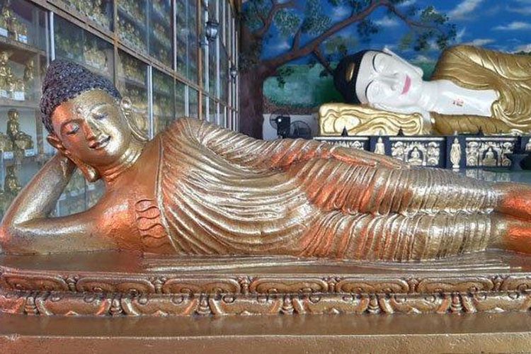 Vihara Buddha Dharma yang berlokasi di Tajurhalang, Kabupaten Bogor dikenal karena memiliki patung Buddha Tidur raksasa yang menyerupai patung Sleeping Buddha di Hatyai, Thailand.
