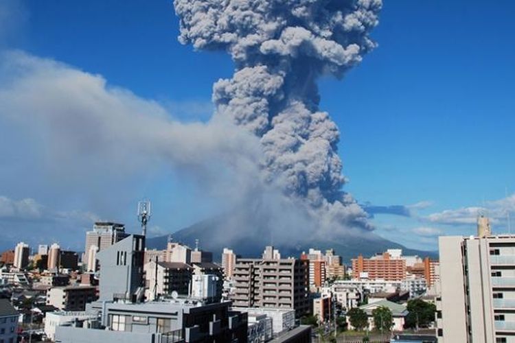 Gunung Sakurajima, dekat kota Kagoshima, Jepang, meletus Minggu (18/8/2013) siang menyemburkan abu hingga ketinggian 5.000 meter ke udara. Akibatnya, sebagian besar wilayah kota Kagoshima diselimuti abu.