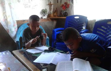 Dua siswa Sekolah Dasar Katolik Waelengga di pedalaman Manggarai Timur, Flores, NTT, Sabtu, (21/3/2020) mulai belajar dirumah karena libur 14 hari untuk mencegah Covid 19 di wilayah Mabggarai Timur. Orangtua bersama guru terus memantau proses belajar di rumah. (KOMPAS.com/MARKUS MAKUR)