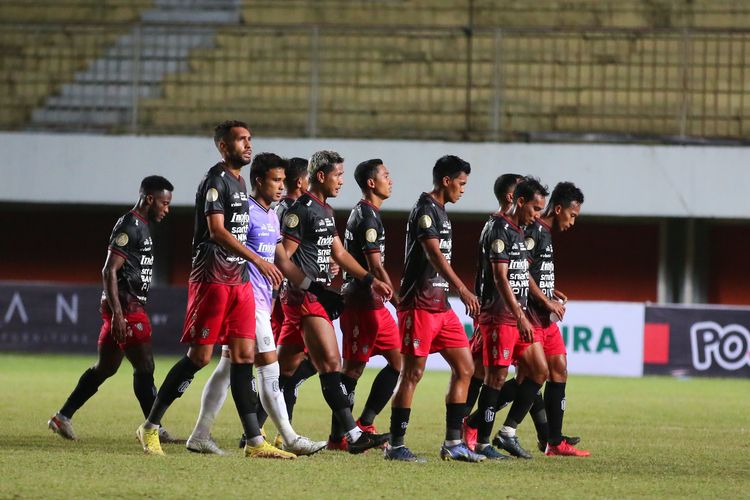 Pemain Bali United seusai babak pertama saat pertandingan pekan ke-14 Liga 1 2022-2023 melawan Madura United yang berakhir dengan skor 1-3 di Sadion Maguwoharjo Sleman, Senin (12/12/2022) malam.