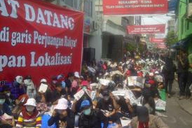 Ratusan pekerja lokalisasi memenuhi gang Dolly menyembut kedatangan anggota Komnas HAM.