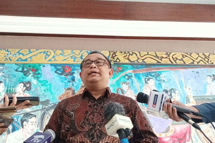 Koordinator Staf Khusus Presiden, Ari Dwipayana saat memberikan keterangan  pers di Gedung Kementerian Sekretariat Negara, Jakarta, Rabu (6/12/2023).