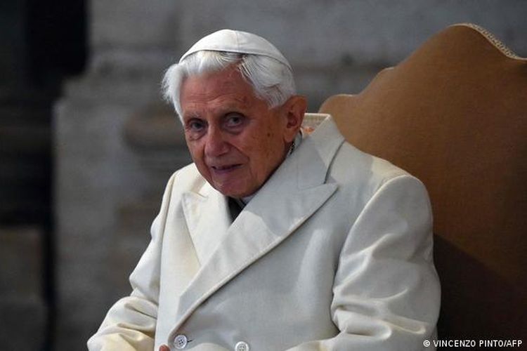 Paus Emeritus Benediktus XVI ketika menghadiri kebaktian di Vatikan, Desember 2015.