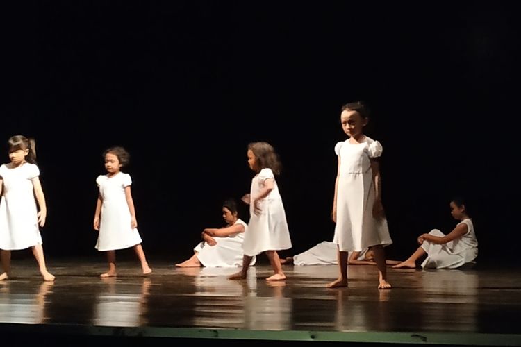 Tari Kasih karya Ari Devayoni, koreografer muda asal Lombok, tampil.menggemaskan di Gedung Taman Budaya Mataram, Sabtu malam (16/11/3019)