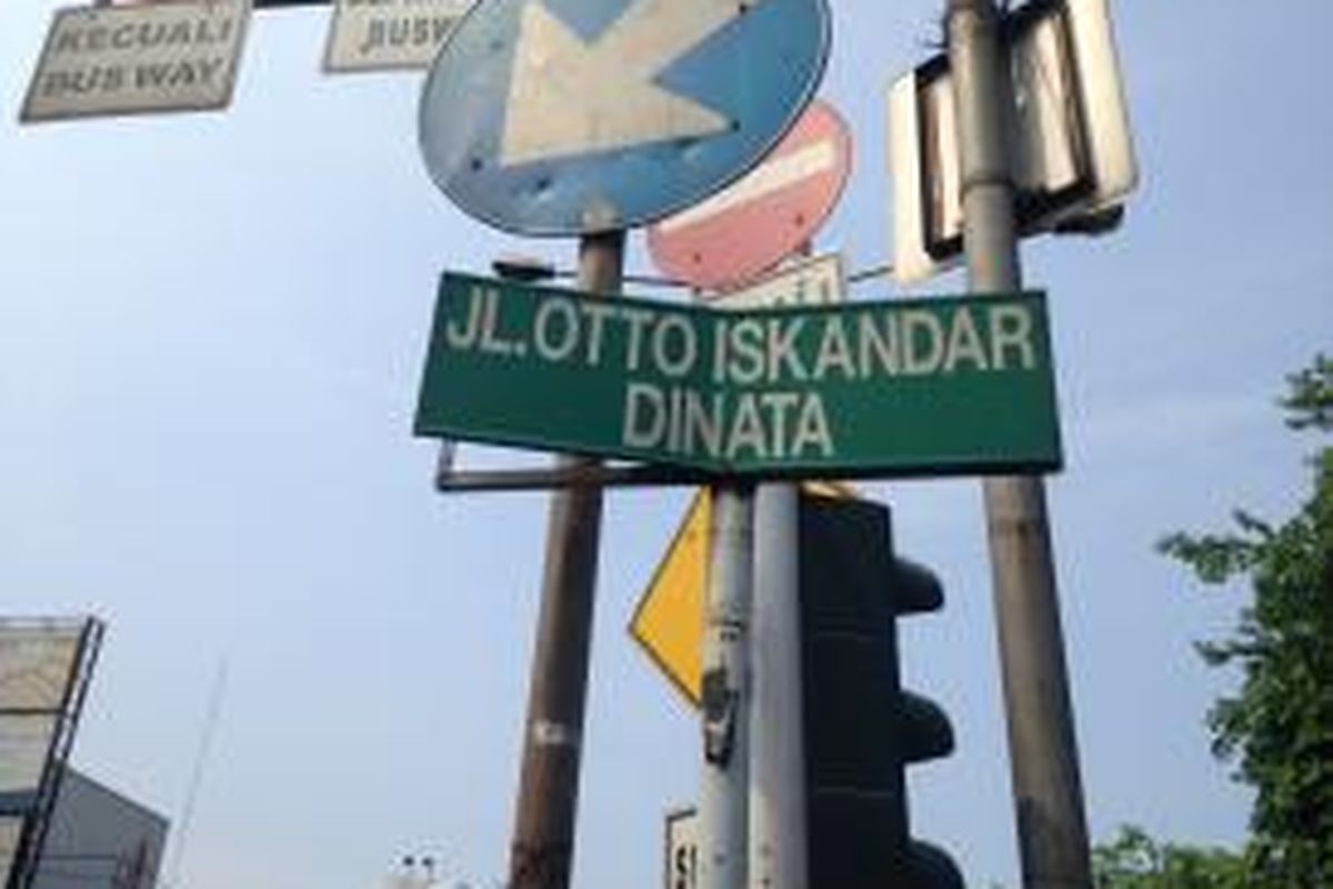Jalan Otto Iskandar Dinata (Otista), Jakarta Timur yang diambil dari nama seorang pahlawan nasional. Foto diambil pada Senin (9/11/2015).
