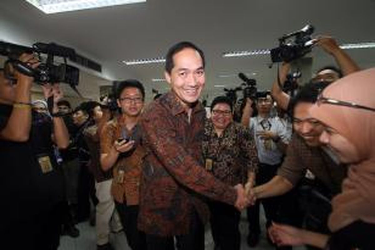 Menteri Perdagangan yang baru Muhammad Lutfi (tengah) mendapat ucapan selamat usai mendampingi presiden memberikan keterangan pers terkait pengunduran diri Gita Wirjawan di Kantor Presiden, Jakarta, Rabu (12/2/2014). Gita mengundurkan diri karena akan fokus dalam konvensi Partai Demokrat, dan digantikan oleh mantan Ketua BKPM Muhammad Lutfi.  TRIBUNNEWS/DANY PERMANA