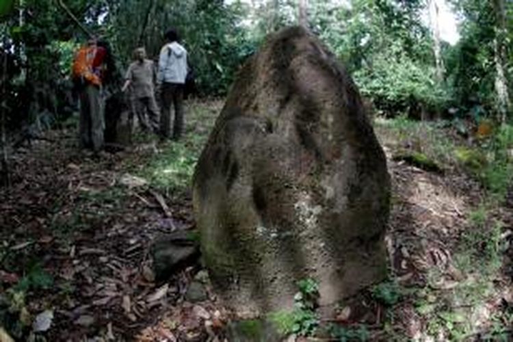 Batu tiang enam yang terdapat di Desa Pajar Bulan, Kecamatan Tanjung Sakti, Lahat, Sumatera Selatan, Rabu (7/3/2012). Sebagian besar peninggalan peradaban Dongson ini tersebar tidak hanya di Lahat tetapi juga di Kota Pagar Alam. 