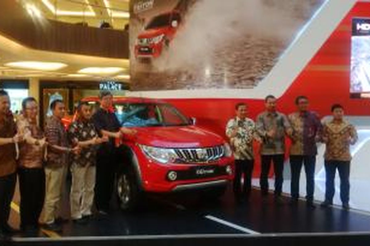 Jajaran Head Mitsubishi Motor Corporation (MMC) berfoto bersama dalam acara memperkenalkan Mitsubishi All New Triton kepada masyarakat di Bandung, tepatnya di Trans Studio Mall, Bandung, Jawa Barat, Rabu, (30/9/2015), petang. 