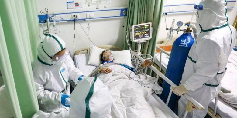Salah seorang pasien virus corona yang mendapatkan penanganan tim medis di China.