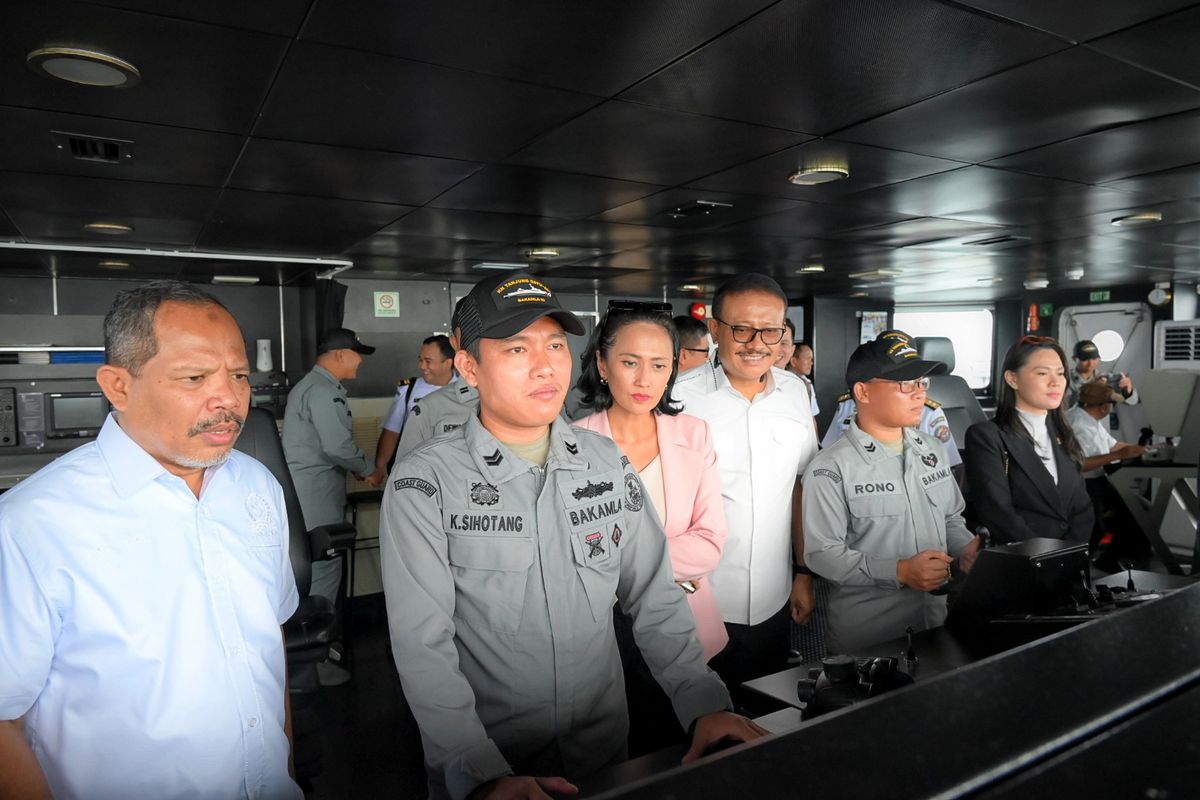 Anggota Panitia Khusus (Pansus) Rancangan Undang-undang (RUU) Kelautan Dewan Perwakilan Rakyat (DPR) Republik Indonesia (RI) Johan Rosihan saat mengikuti Kunjungan Kerja Pansus RUU Kelautan DPR RI ke Kapal KN. Tanjung Datu Batam Bakamla RI, di Kepulauan Riau, Jakarta, Selasa (28/5/2024). 