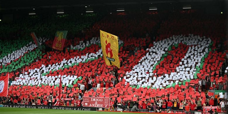 Penggemar Liverpool membuat mosaik sebagai penghormatan kepada mendiang penyerang Portugal Diogo Jota yang meninggal dalam kecelakaan mobil Juli silam. Koreografi ini dilakukan menjelang pertandingan sepak bola Liga Inggris antara Liverpool vs Bournemouth di Anfield di Liverpool, barat laut Inggris pada 15 Agustus 2025. (Foto oleh Paul ELLIS / AFP) 