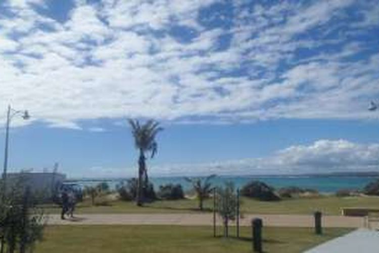 Selain bisa menikmati pemandangan pantai di Geraldton, Australia Barat, pengunjung juga bisa jalan santai atau berolahraga di pinggir pantai.