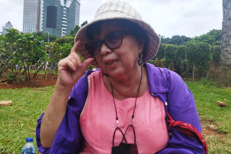 Human Rights Trainer, Tati Krisnawaty (64) saat diwawancarai dalam aksi Perempuan Indonesia Geruduk Istana di Silang Monas Barat Daya, Gambir, Jakarta Pusat, Jumat (8/3/2024).