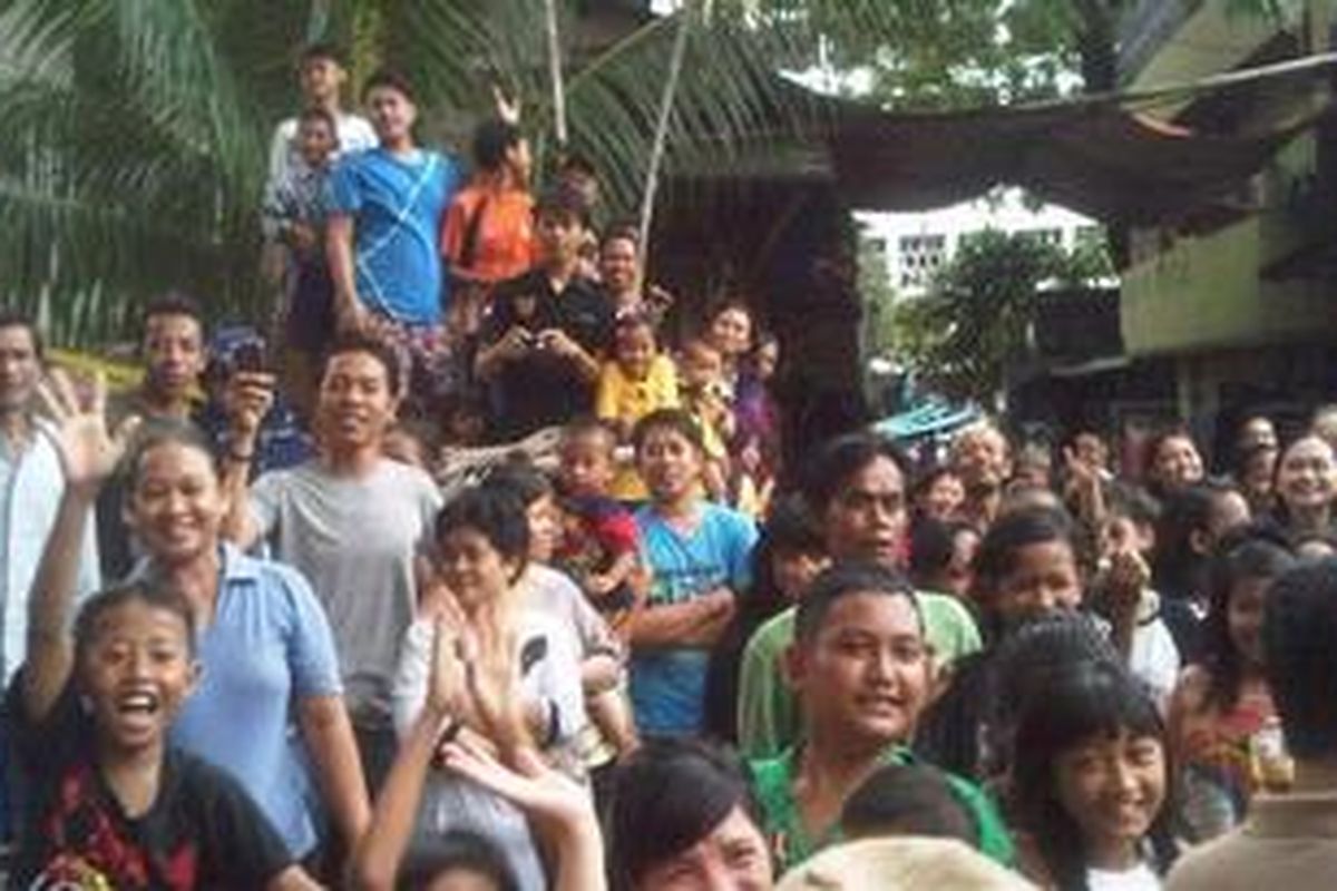 Warga Lada Dalam terlihat antusias ketika Gubernur DKI, Jokowi datang ke kampung mereka.