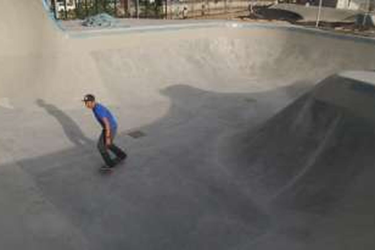 Salah satu skateboarder menjajal bowl di skate park ruang publik terpadu ramah anak (RPTRA) Kalijodo, Selasa (13/12/2016). Rencananya, area ini akan diresmikan dan dibuka untuk umum pada akhir tahun 2016 mendatang.
