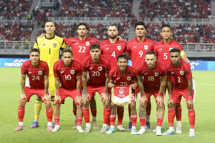 Pemain timnas indonesia foto bersama sebelum laga FIFA Matchday melawan Taiwan yang berakhir dengan skor 6-0 yang berlangsung di Stadion Gelora Bung Tomo Surabaya, Jawa Timur, Jumat (5/9/2025) malam.