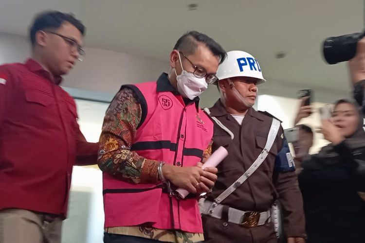 Jadi Tersangka, Dua Bos Pertamina Patra Niaga Bungkam Saat Digiring ke Mobil Tahanan