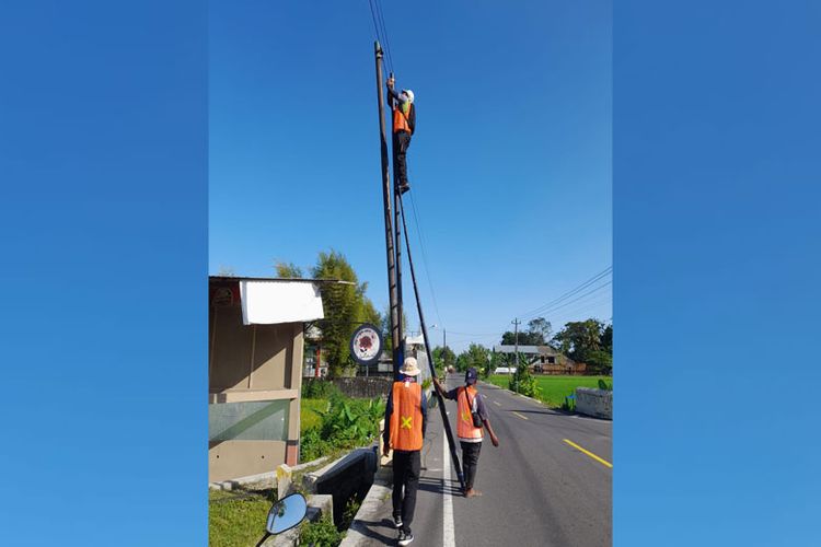 Pemasangan jaringan kabel optik untuk internet murah di Desa Tamanmartani. 