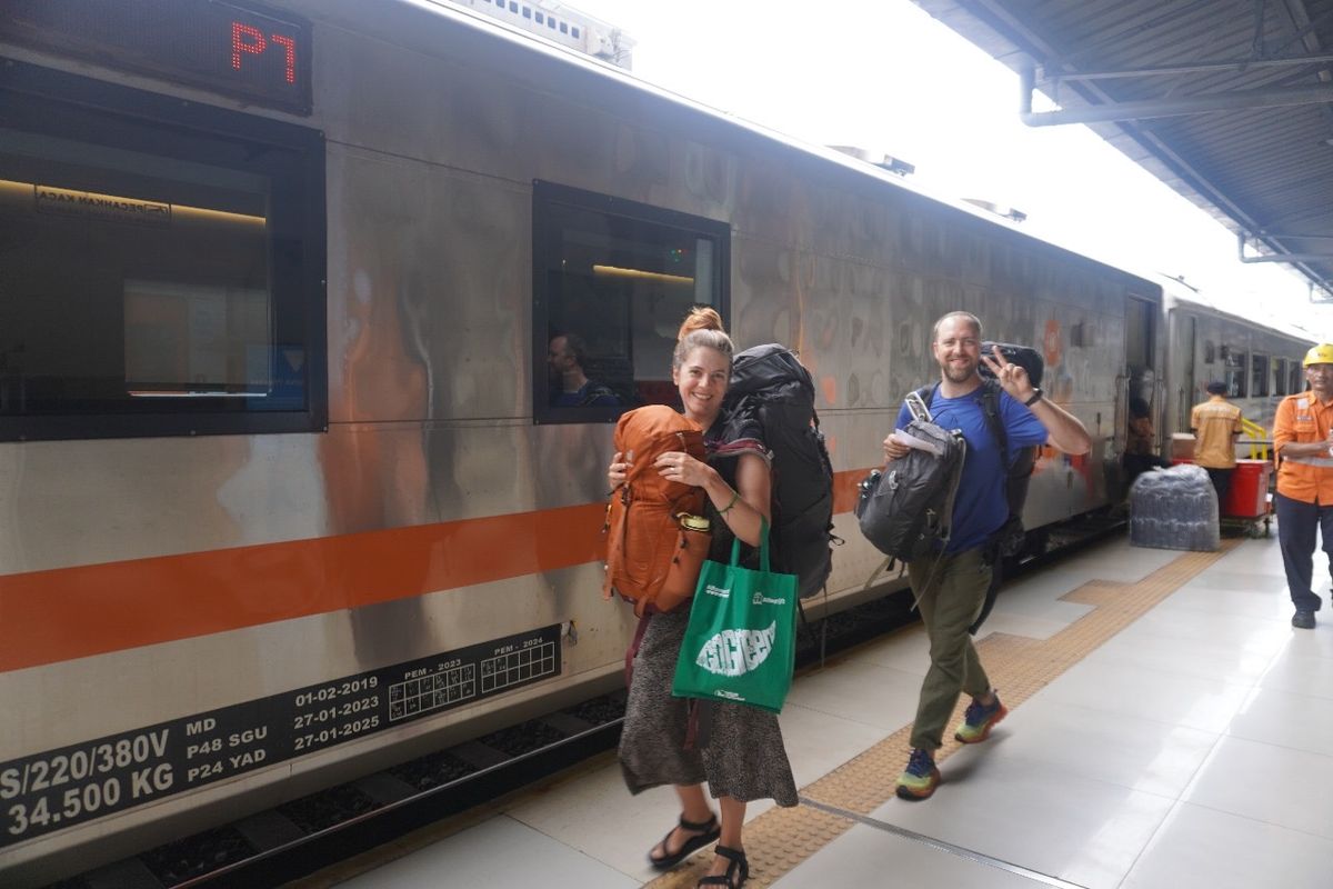 Wisatawan asing yang bergerak di Stasiun Surabaya Gubeng, Senin (21/7/2025).