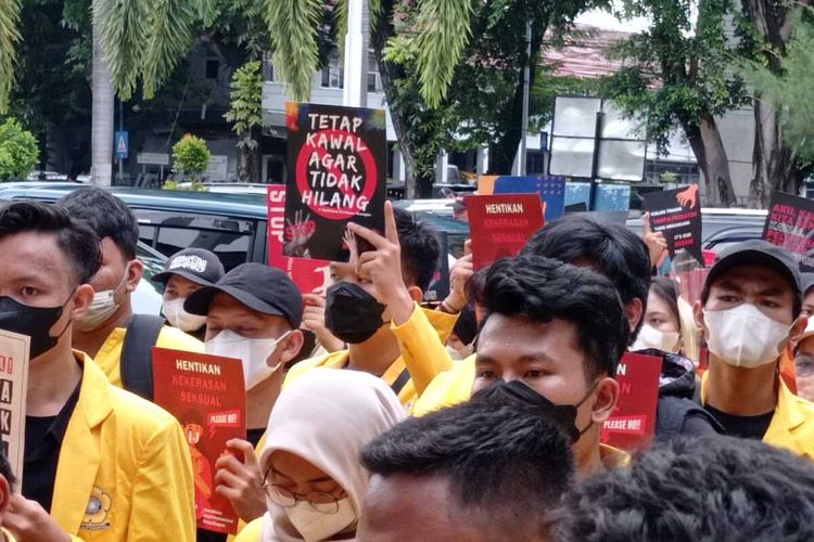 Puluhan mahasiswa Unsri melakukan aksi solidaritas di Pegadilan Negeri Palembang, untuk mengawal sidang R (36) dosen Unsri yang jadi terdakwa pencabulan mahasiwi yang berlangsung di Pengadilan Negeri Palembang, Kamis (17/3/2022).