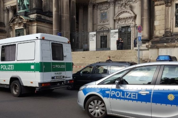 Polisi menutup Katedral di Berlin pada Minggu (3/6/2018), setelah menembak seorang pria yang mengamuk dengan membawa senjata pisau. (AFP/Jan Dorner)