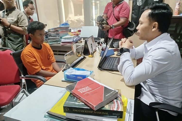 Rifqi Fauzan (20) warga Dusun Pak-Pak, Desa Planggiran, Kecamatan Tanjung Bumi, Kabupaten Bangkalan, saat diinterogasi penyidik Satreskrim Polres Bangkalan usai membunuh neneknya, Senin (23/6/2025). 