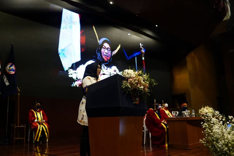 Kepala LLDikti Wilayah III, Paristiyanti Nurwardani dalam acara pengukuhan guru besar UPH, Prof. Sabrina Oktaria Sihombing, dari Fakultas Ekonomi dan Bisnis (FEB), Rabu (19/1/2022).