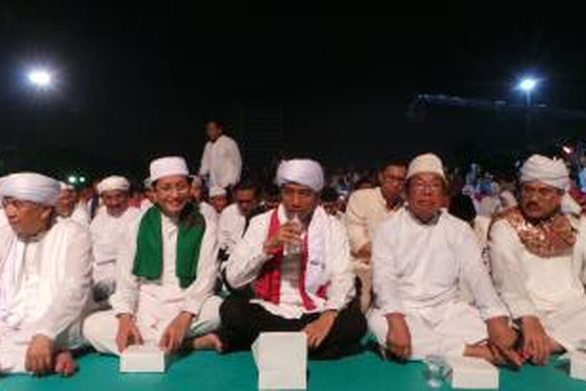 Gubernur DKI Jakarta Joko Widodo tiba di Monumen Nasional, dalam perayaan malam takbiran Idul Adha 1434 H. Senin (14/10/2013) malam.