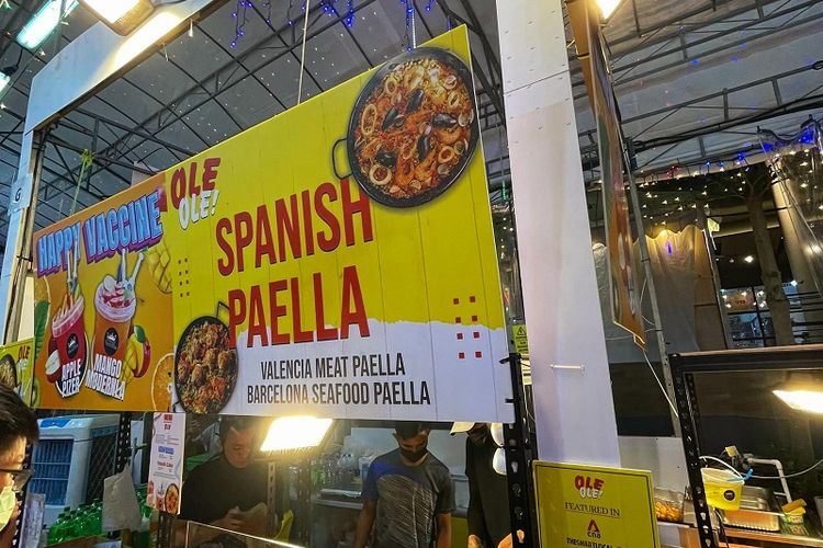 Penjual nasi Khas Spanyol Paella sedang memasak hidangannya untuk dijual ke pembeli yang mengunjungi Bazaar Ramadhan Singapura 2022. Singapura kembali menggelar Bazaar Ramadhan setelah meniadakannya pada tahun 2020 dan 2021 karena pandemi Covid-19