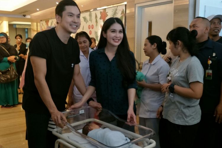 Sandra Dewi dan sang suami Harvey Moeis diabadikan bersama anak pertama mereka di Rumah Sakit Pondok Indah, Jakarta Selatan, Jumat (5/1/2018) sore.