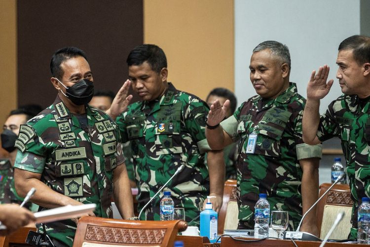 Panglima TNI Jenderal TNI Andika Perkasa (kiri) menghadiri rapat kerja dengan Komisi I DPR di Kompleks Parlemen, Senayan, Jakarta, Senin (6/6/2022). Rapat kerja tersebut membahas realisasi dan evaluasi pelaksanaan APBN TA 2021 serta pembahaan RKA dan RKP Kementerian Pertahanan Tahun 2023.