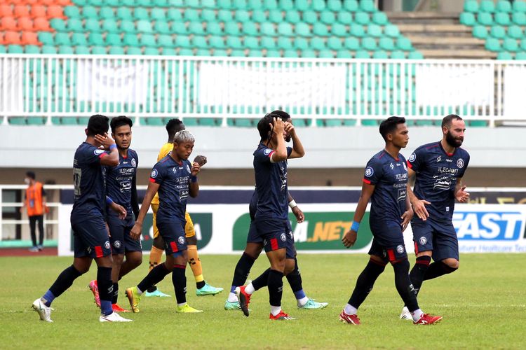 Pemain Arema FC memasuki lapangan melawan Bhayangkara FC pada laga pekan 2 Liga 1 2021-2022 yang berakhir dengan skor 1-1 di Stadion Pakansari Bogor, Minggu (12/9/2021) sore.