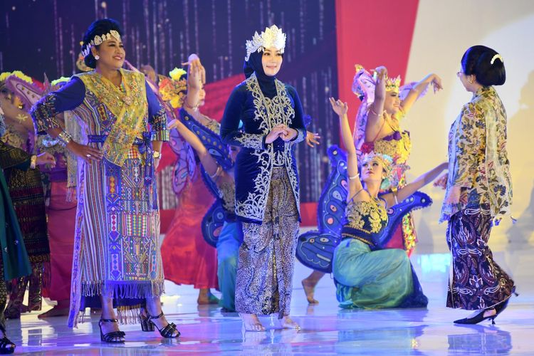 Ketua Dewan Kerajinan Nasional Daerah (Dekranasda) Jawa Barat (Jabar) Atalia Praratya menghadiri fashion show Hari Ulang Tahun (HUT) ke-43 Dekranas di Kota Medan, Selasa (16/5/2023). Istri dari Gubernur Jabar Ridwan Kamil itu mengenakan busana khas Jabar dengan mahkota indah.
