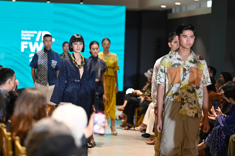 Indonesia Fashion Week 2023 mengambil tema besar Sagara dari Timur yang menyuguhkan berbagai busana dari sulam Karawo. 