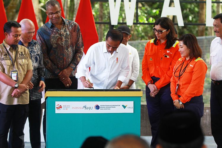 Presiden Jokowi menyaksikan penandatangan perjanjian kerja sama antara PT Vale Indonesia dengan produsen Ford dan Huayou di Taman Kehati Sawerigading Wallacea di Desa Sorowako, Kabupaten Luwu Timur, Sulsel, Kamis (30/3/2023). 