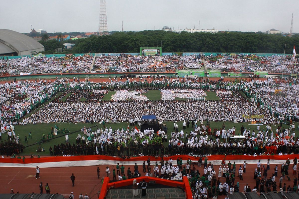 Puluhan ribu santri bersiap membentuk formasi deretan huruf NKRI dalam peringatan Hari Santri Nasional di Stadion Gelora Delta, Sidoarjo, Jawa Timur, Minggu (22/10/2017). Puncak Hari Santri Nasional 2017 tersebut diikuti sekitar 80.000 santri dan memecahkan Museum Rekor Indonesia (MURI) membaca kitab kuning. 