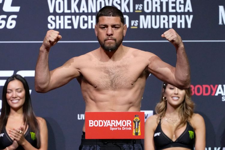 Petarung UFC Nick Diaz pada sesi timbang badan jelang UFC 266.