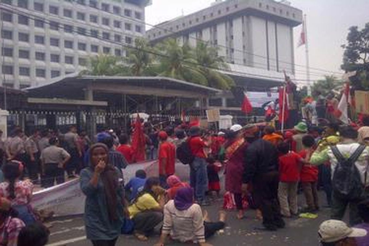 Ribuan warga Tanah Merah, Plumpang, Jakarta Utara, Rabu (26/10/2011), berunjuk rasa di depan Kemendagri Jakarta. Mereka menuntut diberikan KTP sebagai warga DKI Jakarta.