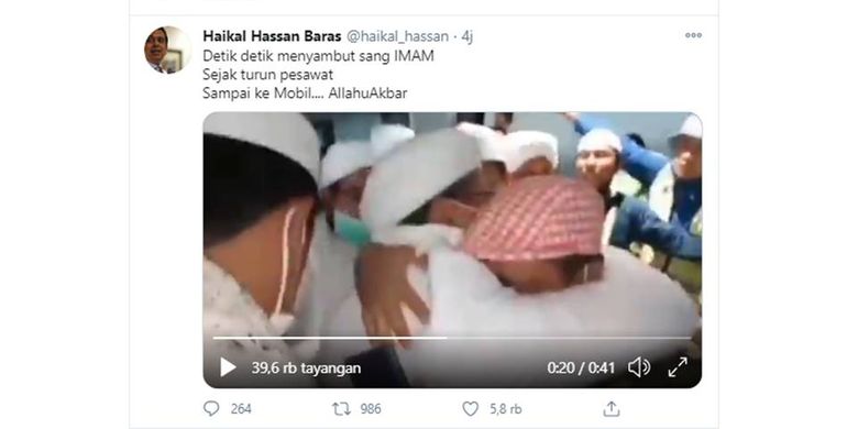 Tangkapan layar Rizieq Shihab yang berpelukan dengan beberapa orang saat kedatangannya Selasa (10/11/2020).