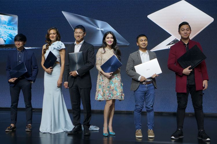 Asus memperkenalkan produk laptop terbaru seri ZenBook dalam sebuah acara peluncuran di Jakarta, Selasa (15/8/2017).