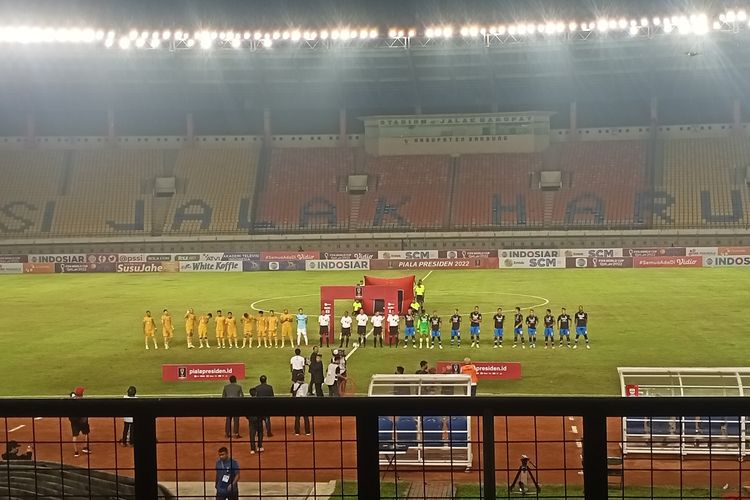 Persib Bandung mesti bertanding di Stadion Si Jalak Harupat saat melakoni laga kontra Bhayangkara FC, pada Selasa (21/6/2022) malam. Kendati menang dengan skor 1-0 pertandingan tersebut terasa berbeda, lantaran harus dilangsungkan tanpa kehadiran penonton