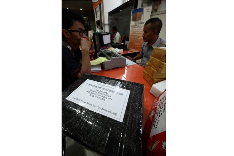 Petugas Kantor Pos Besar Kota Bandung, Jawa Barat, melayani warga yang mengirimkan buku ke sejumlah tujuan di Indonesia dengan gratis, Senin (17/7). PT Pos memberikan pelayanan pengiriman gratis buku ke seluruh penjuru Indonesia setiap tanggal 17 guna mendukung gerakan literasi hingga daerah terpencil. *** Local Caption *** Pengiriman Buku Gratis - Petugas Kantor Pos Besar Kota Bandung, Jawa Barat, melayani warga yang mengirimkan buku ke sejumlah tujuan di Indonesia dengan gratis, Senin (17/7). PT Pos berikan pelayanan pengiriman gratis buku ke seluruh penjuru Indonesia setiap tanggal 17 untuk mendukung pemerataan serta menumbuhkan kembali semangat membaca dan gerakan literasi ke seluruh Indonesia.