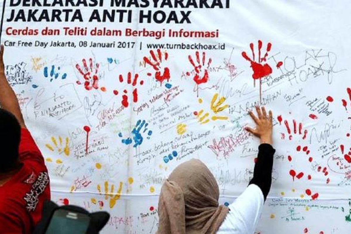 Warga membubuhkan cap tangan saat sosialisasi dan deklarasi Masyarakat Indonesia Anti Hoax di Jakarta, Minggu (8/1). Deklarasi yang juga dilakukan di lima kota lain di Indonesia itu bertujuan membersihkan media sosial dari berita bohong alias hoax. 