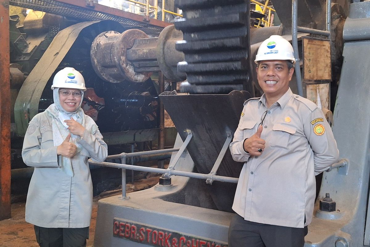 Irjen Kementan Setyo Budianto bersama Sekretaris Ditjen Perkebunan Heru Tri Widarto meninjau pabrik gula di PG Sindanglaut, Cipeujeuh Wetan, Kecamatan Lemahabang, Kabupaten Cirebon.