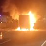 Sopir Ngantuk, Mobil Boks Tabrak Truk di Tol Jagorawi Hingga Terbakar