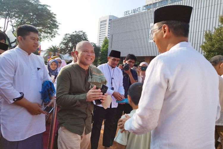 Pj Gubernur DKI Jakarta Heru Budi bersalam-salaman dengan warga usai melaksanakan shalat id di Balai Kota, Sabtu (22/4/2023). (KOMPAS.com/XENA OLIVIA)