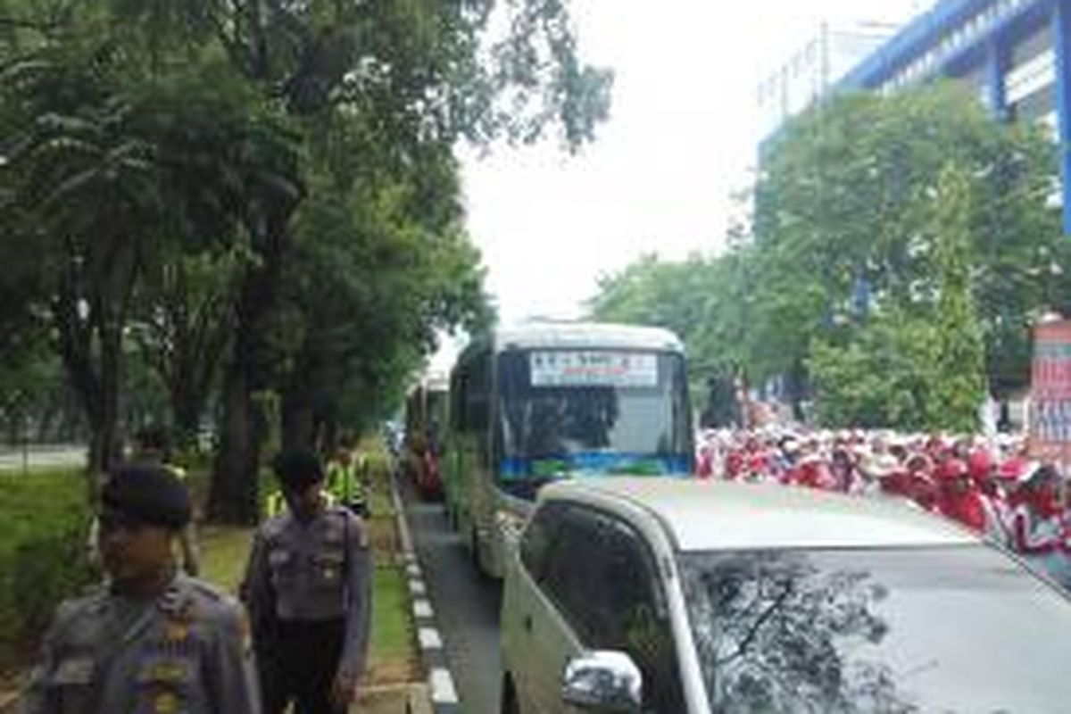 Ribuan bidan berdemo di kawasan Jalan Medan Merdeka Barat, Senin (28/9/2015). Lalu lintas di sana menjadi tersendat.