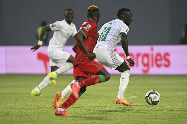 Penyerang timnas Senegal (kanan) menggiring bola dalam laga terakhir Grup B Piala Afrika 2021 kontra Malawi di Stadion Omnisports, Bafoussam, Kamerun, Selasa (18/1/2022) malam WIB.