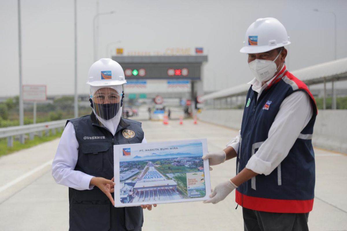 Gubernur Jawa Timur Khofifah Indar Parawansa dan Direktur Utama PT Waskita Tollroad Herwidiakto di Gerbang Tol (GT) Cerme Tol Krian-Legundi-Bunder-Manyar (KLBM).