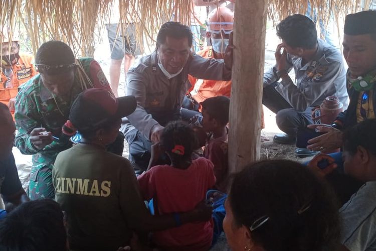 Foto : Saat tim gabungan sudah memberi makan dan minum kepada 5 orang anak asal Desa Waienga, Kecamatan Lebatukan, Kabupaten Lembata, NTT, Senin (30/11/2020). 
